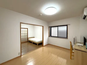 のマンスリーマンション・ウィークリーマンション「🔷🔹🔸🔶⭐駐車場付き🚙⭐角部屋、ウォシュレット⭐広々2Kタイプの鉄骨造⭐【禁煙&Wi-Fi無料】⭐🔶🔸🔹🔷「T8」 101・2K(No.1240003)」メイン画像