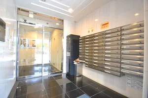 オートロック・防犯カメラがございますので防犯対策もばっちり♪安心安全で過ごせます。宅配BOXもついておりますので、荷物を受取れない心配もございません(＾＾)♪