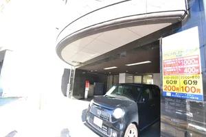 マンションのすぐ下、敷地内コインパーキングがあります！車でご利用になりたい方にぴったり♪ちょっと買い物に行くときなど非常に便利ですね！