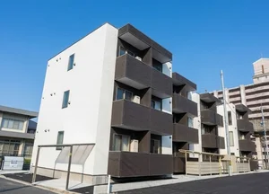 防犯カメラ・オートロックがあり、セキュリティ面も安心♪周辺にはスーパーや、少し歩けば大きなショッピングモールがありとても便利な立地です。