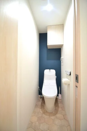 バストイレ別！トイレはなんとウォシュレット付き！トイレットペーパーやトイレブラシ等、他では置いてない備品も沢山ございますので短期～長期でお住まいの方にも「あったら助かるものが多い」と大変ご好評いただいております。