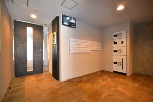 防犯カメラ・オートロック完備！また宅配ＢＯＸがありますので、宅配時間を気にして予定を変更しなくても大丈夫です♪