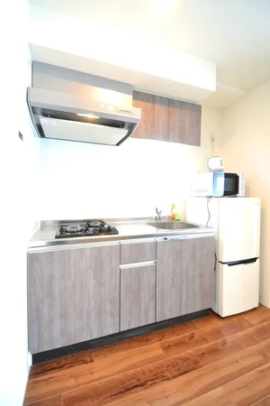 お洒落なシステムキッチン！自炊される方は嬉しい2口ガスコンロです(^^♪フライパンなどの調理器具やお皿、食器用洗剤もご用意させていただいてるので入居してすぐ自炊可能！お近くにスーパーがございますので食材を購入して入居いただくのもよさそうです！