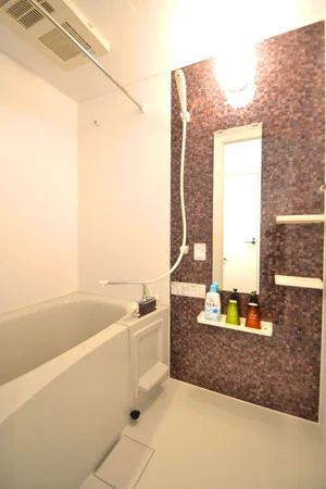 サーモスタッド付き！お湯張り機能あり♪シャンプーやボディーソープをご用意させていただいてるので入居してすぐ湯舟に浸かって疲れを癒すことができます！更に浴室乾燥機付き♪天気が悪い日でも洗濯ものを干すことができるなんて助かりますね(^^♪