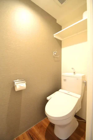 バストイレ別！トイレはなんとウォシュレット付き！トイレットペーパーやトイレブラシ等、他では置いてない備品も沢山ございますので短期～長期でお住まいの方にも「あったら助かるものが多い」と大変ご好評いただいております。