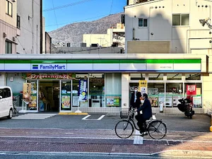 ファミリーマート 呉中通三丁目店まで徒歩1分