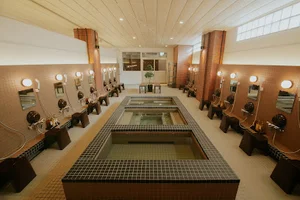 赤ビルの湯 ~まちかど湯活サロン~まで徒歩1分