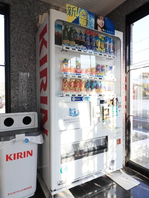自動販売機あり！　コンビニに行かずに飲み物が購入できて便利！