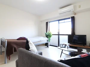 大き目なテレビとソファがあり、ゆっくり寛げる空間となっております。家具家電だけでなく、ティッシュやリセッシュ等もご用意させてもらっているので非常にご満足度高くご利用いただいております！