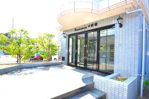 緑豊かな　明るい雰囲気のエントランスとなっております