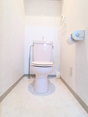 バストイレ別！トイレットペーパーやトイレブラシ等、他では置いてない備品も沢山ございますので短期～長期でお住まいの方にも「あったら助かるものが多い」と大変ご好評いただいております。