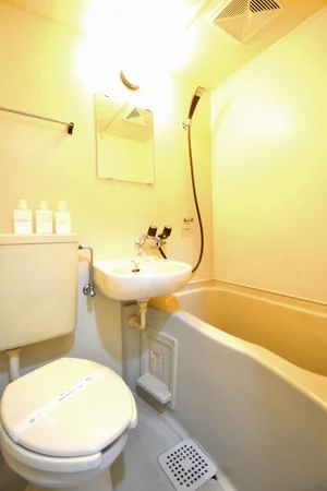 ささっとお風呂を済ませたい方にオススメのユニットバス！シャンプー・ボディーソープなど充実の品ぞろえです♪また、トイレブラシなど他では置いてない備品もご用意しておりますので、短期～長期でお住まいの方にも「あったら助かるものが多い」とご好評いただいております(^^♪