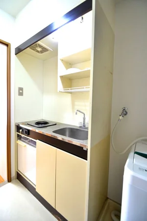 システムキッチンは珍しい電気コンロ(^^♪フライパンや鍋などの調理器具だけでなく、コップやお皿などもご用意しておりますので食材さえご用意いただければ、即日自炊可能です！