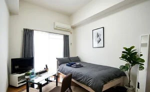 座椅子付き♪大きな窓があるので日当たり抜群！！家具家電だけでなく、追加料金なしで卓上ミラーやリセッシュなどの備品も沢山ご用意しております(＾＾)※植木と額とクッションなどの装飾は写真用です。