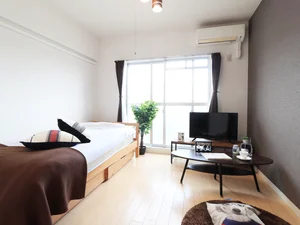 茶色のデザインクロスに茶色のラグマット、白色の壁と落ち着いた印象のお洒落な内装が特徴で、1人暮らしにちょうど良い広さから、利用していただいた老若男女の様々なお客様からご好評を博しております。(*’ω’*)