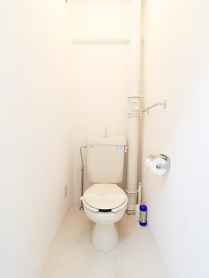 嬉しい風呂トイレ別設計で、トイレットペーパーも3ロールご用意しておりますので、短期から長期まで様々なお客様に安心してお使いいただけます。もちろん、トイレブラシもご用意しておりますので、いつでも清潔にご利用していただくことが出来ます。(*’ω’*)