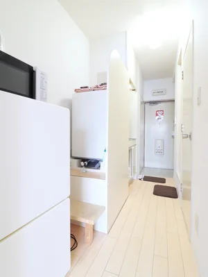 室内に洗濯機を配置しておりますので、雨の日でも洗濯することが可能でございます。靴ベラや使い捨ての新品スリッパも備品としてご用意しておりますので、ご自由にお使いください。(*’ω’*)