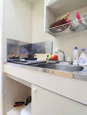 1口IHのシステムキッチンで、ちょっとした料理に最適です。IHなので、普段料理されない方にも安心してご利用いただけます。包丁やフライパン、まな板、鍋等の調理器具はもちろん、茶碗や汁椀、丼ぶり椀などの食器類やお箸、スプーン、フォークもご用意しております。食器用洗剤やスポンジも標準装備でご案内いたしますので、是非ご利用くださいませ。(*’ω’*)