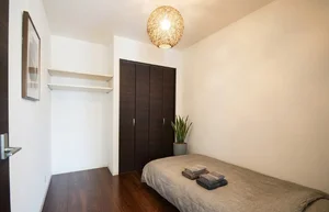 寝室が分かれているので、質のいい睡眠が取れます(^^♪クローゼット付きなので収納スペースに困ることはございません！※植木と額とクッションなどの装飾は写真用です。