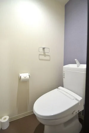 バストイレ別！トイレはなんとウォシュレット付き！トイレットペーパーやトイレブラシ等、他では置いてない備品も沢山ございますので短期～長期でお住まいの方にも「あったら助かるものが多い」と大変ご好評いただいております。