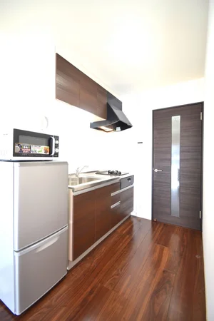 茶色を基調としたお洒落なキッチン！フライパンなどの調理器具やお皿、食器用洗剤もご用意させていただいてるので入居してすぐ自炊可能！お近くにスーパーがございますので食材を購入して入居いただくのもよさそうです！