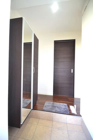 明るくて広めの玄関！大きなシューズボックスがございますので、常にきれいな空間を保つことが可能です♪