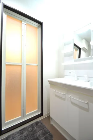 脱衣場付き！忙しい朝でも余裕をもって身だしなみが整えることができる独立洗面台なのも非常に便利(^^♪