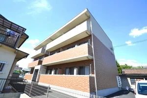 周辺にハローズ等スーパー、コンビニ、銀行などございますのでとても便利な立地です。また、駐車場もございますので車で移動を考えている方にもオススメ♪