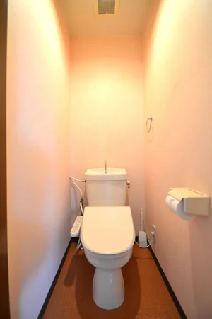 バストイレ別！トイレはなんとウォシュレット付き！トイレットペーパーやトイレブラシ等、他では置いてない備品も沢山ございますので短期～長期でお住まいの方にも「あったら助かるものが多い」と大変ご好評いただいております。