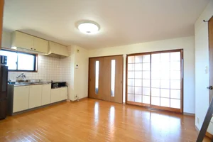 9.5帖と広々とした空間となっておりますので、一家団欒にちょうど良いのではないでしょうか(^^♪インターフォンはTV画面付き！セキュリティ面でも安心していただけます！