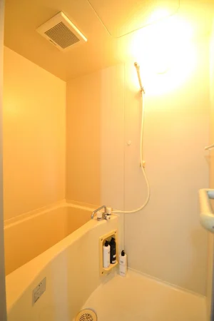 お風呂・トイレ別なので、湯舟に浸かって疲れを癒すことができます！シャンプー・ボディーソープなど充実の品ぞろえ(^^♪