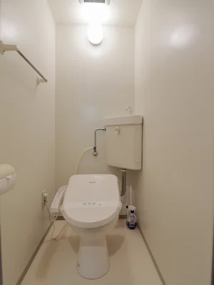 バストイレ別!トイレはなんとウォシュレット付き!トイレットペーパーやトイレブラシ等、他では置いてない備品も沢山ございますので短期~長期でお住まいの方にも「あったら助かるものが多い」と大変ご好評いただいております。
