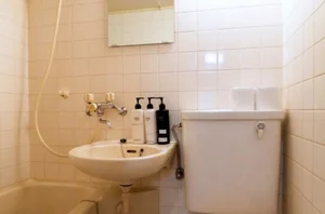 ささっとお風呂を済ませたい方にオススメのユニットバス！シャンプー・ボディーソープなど充実の品ぞろえです♪また、トイレブラシなど他では置いてない備品もご用意しておりますので、短期～長期でお住まいの方にも「あったら助かるものが多い」とご好評いただいております(^^♪