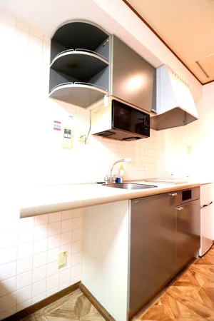 お洒落なシステムキッチン(^^♪お手入れが簡単なIHコンロですので常に綺麗好きの方にもオススメです。ご用意しているフライパンももちろんIH対応のものなので、入居してすぐ自炊も可能です♪