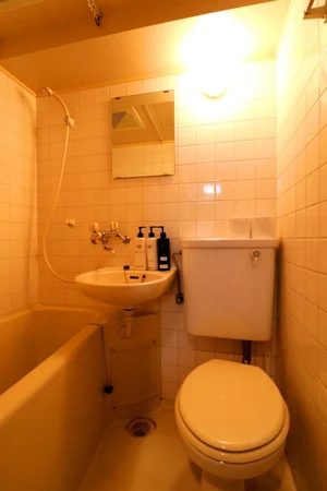 ささっとお風呂を済ませたい方にオススメのユニットバス！シャンプー・ボディーソープなど充実の品ぞろえです♪また、トイレブラシなど他では置いてない備品もご用意しておりますので、短期～長期でお住まいの方にも「あったら助かるものが多い」とご好評いただいております(^^♪