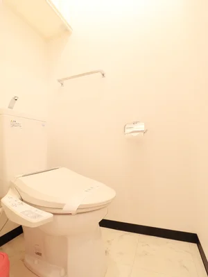 清潔感のあるトイレにウォシュレット付き(^^♪ トイレットペーパー付で 掃除道具もあり ゆったりと清潔な空間をご提供♪