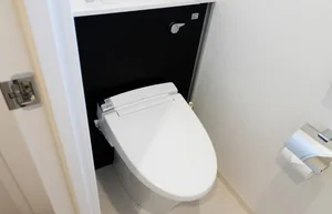 バストイレ別！トイレはなんとウォシュレット付き！トイレットペーパーやトイレブラシ等、他では置いてない備品も沢山ございますので短期～長期でお住まいの方にも「あったら助かるものが多い」と大変ご好評いただいております。