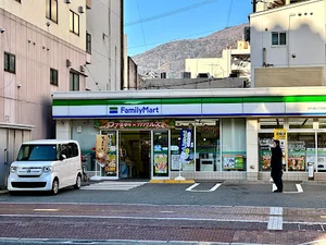 ファミリーマート呉中通3丁目店まで徒歩６分