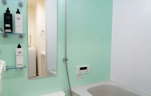 バストイレ別！シャンプーやボディーソープをご用意させていただいてるので入居してすぐ湯舟に浸かって疲れを癒すことができます！更に浴室乾燥機付き♪天気が悪い日でも洗濯ものを干すことができるなんて助かりますね(^^♪