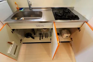 フライパンや鍋などの調理器具はもちろん、皿など料理に必要なものをご用意させていただいております。また炊飯器もございますので、毎日炊き立てのご飯を召し上がっていただくことも可能です♪