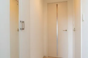 玄関は白を基調とした空間となっており、とてもお洒落♪大きなシューズボックスが備え付けられておりますので常に綺麗な状態でお使いいただけます(＾＾)