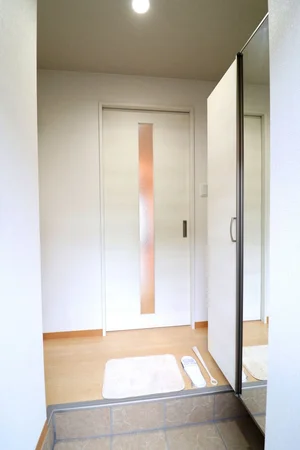玄関は白を基調とした空間となっており、とてもお洒落♪大きなシューズボックスが備え付けられておりますので常に綺麗な状態でお使いいただけます(＾＾)