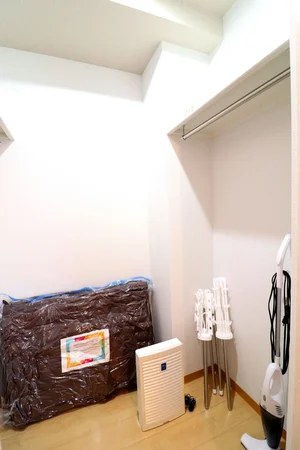 ウォークインクローゼット！掃除機・室内物干し・空気清浄器等ご用意しております♪また、二人目のお布団をご利用したい際は、別途料金がかかりますので弊社にご連絡いただきますようお願い致します。