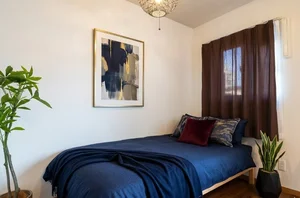 洋室は白を基調とした空間なので心地よく睡眠についていただけます。ウォークインクローゼットがございますので、2名で入居した場合も荷物の置き場所に困ることはございません！！※植木と額とクッションなどの装飾は写真用です。