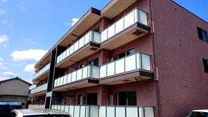 駐車場あり(^^♪周辺にはスーパーやコンビニ、郵便局などございますので生活していく上で非常に便利な立地です。