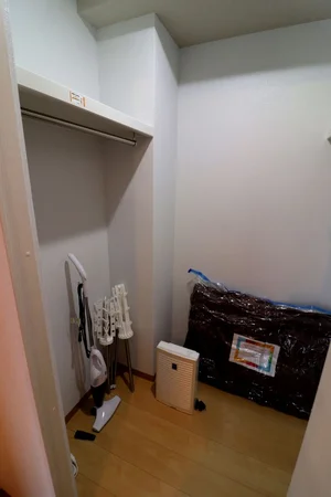 ウォークインクローゼット！掃除機・室内物干し・空気清浄器等ご用意しております♪また、二人目のお布団をご利用したい際は、別途料金がかかりますので弊社にご連絡いただきますようお願い致します。