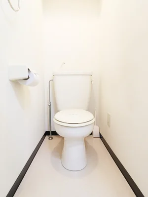 バストイレ別!トイレットペーパーやトイレブラシ等、他では置いてない備品も沢山ございますので短期~長期でお住まいの方にも「あったら助かるものが多い」と大変ご好評いただいております。