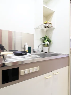 キッチンは掃除がしやすい1口IHコンロ(^^♪フライパンなどの調理器具やお皿、食器用洗剤もご用意しておりますので食材・調味料のみ持ってきていただけたら入居してすぐに調理も可能です♪電子レンジ冷蔵庫だけでなく、ケトルなどもご用意させていただいておりますので自炊の幅が広がりますね♪