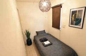 洋室 オシャレ寝室♪ 窓付きで通気性もいいお部屋! リネン類の取り揃えも豊富にございます。※植木と額くっは写真用です。