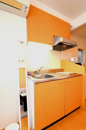 1口IHのシステムキッチンで、ちょっとした料理に最適です。IHなので、普段料理されない方にも安心してご利用いただけます。包丁やフライパン、まな板、鍋等の調理器具はもちろん、茶碗や汁椀、丼ぶり椀などの食器類やお箸、スプーン、フォークもご用意しております。食器用洗剤やスポンジも標準装備でご案内いたしますので、是非ご利用くださいませ。(*’ω’*)